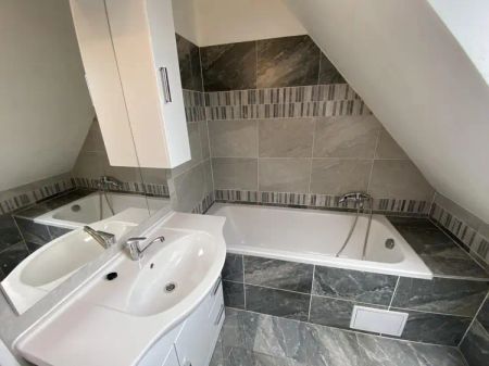 PRONÁJEM ZREKONSTRUOVANÉHO STŘEŠNÍHO BYTU 1+ KK, ČERNOVICE BRNO - Fotografie 3