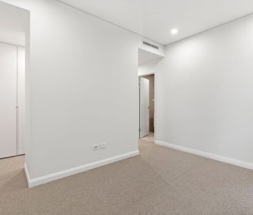 Luxury Three Bedroom Apartment With Parking! - Photo 4