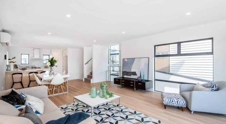 Modern Freestanding House with Double Garage - Photo 2