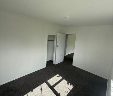Private Renovated Three Bedroom Home With Parkings - Photo 4