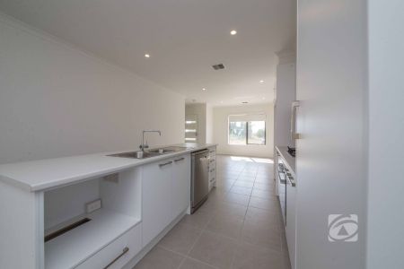 COMFORTABLE LIVING IN THE HEART OF CARDINIA LAKES - Photo 5