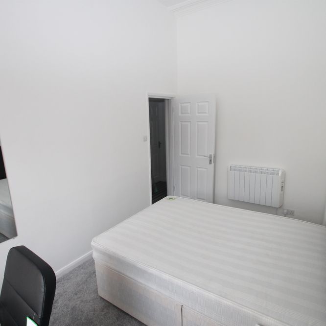 3 Bedroom | 18 North Road East, Middle Floor Flat, PL4 6AS - Photo 1