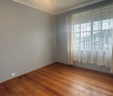 GREAT LOCATION THREE BEDROOM FAMILY HOME - Photo 5