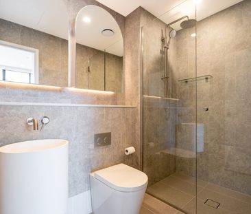 2 bedrooms plus study apartment with an uninterrupted water view! - Photo 6