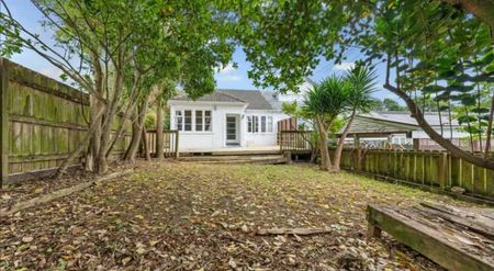 Charming 4-Bedroom Family Home in Mount Roskill - Photo 5