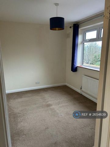 4 bedroom semi-detached house to rent - Photo 5