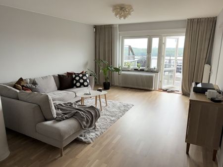 Ljus och unik etagelägenhet med två stora terrasser och fantastisk utsikt i Nacka! - Photo 2