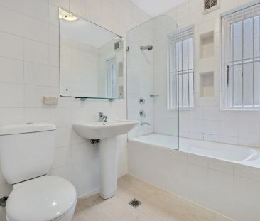 Art Deco appeal with modern touches - Photo 4