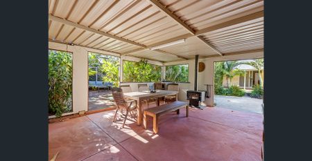 HUGE FAMILY HOME WITH JETTY - Photo 2