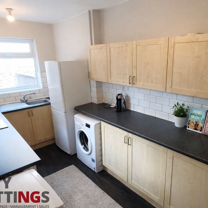 5 Bedroom Semi-Detached House - Photo 1