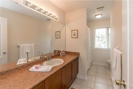 For Lease - 704 Foxcroft Boulevard, Newmarket, Ontario - Photo 3