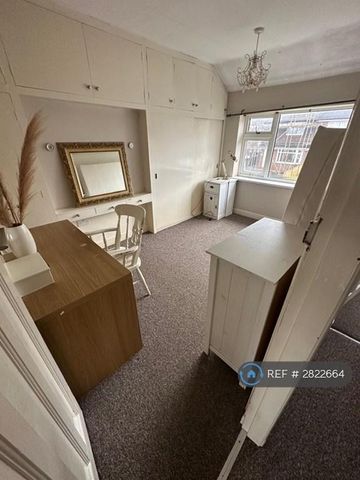 3 bedroom semi-detached house to rent - Photo 5