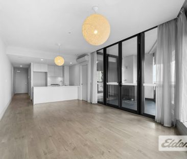 Modern One-Bedroom Apartment with Panoramic Views - Photo 2