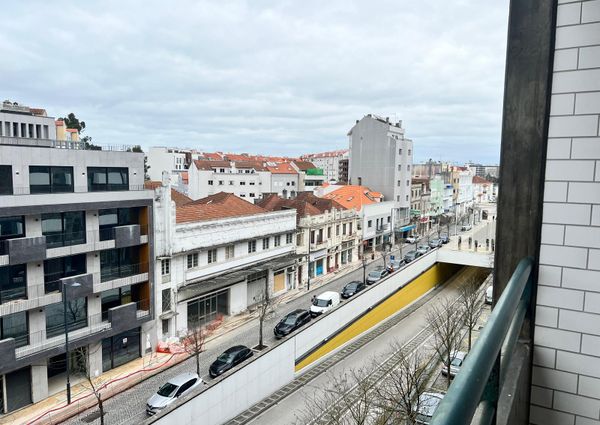 Apartamento T2 situado na Avenida Dr. Lourenço Peixinho em Aveiro.