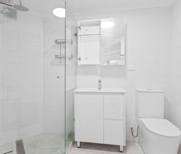 Unfurnished One Bedroom with Parking ! - Photo 5