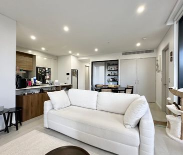 Stylish Two-Bedroom Apartment with Dual Parking & Golf Course Views - Photo 4