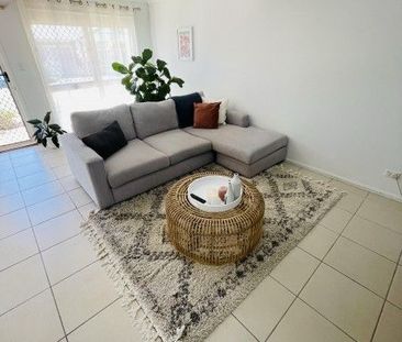 MODERN TOWNHOUSE FOR RENT - Photo 2