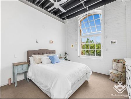 CHARMING SPLIT LEVEL WOOLSTORE FOR RENT - Photo 2