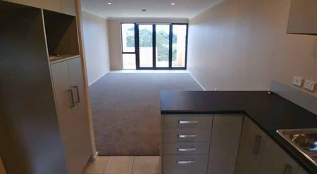 Refurbished 2 Bedroom Apartment - Photo 5