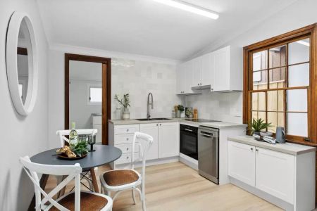 Charming, renovated terrace in prime Newtown pocket - Photo 3