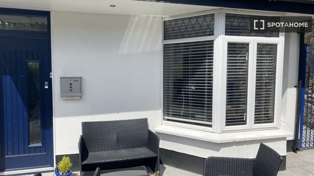 Room for rent in shared 3-bedroom house in Dublin - Photo 1