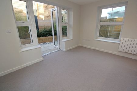 North Point, North Road, Lower Parkstone - Photo 3