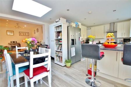3 bedroom semi-detached bungalow to rent - Photo 3
