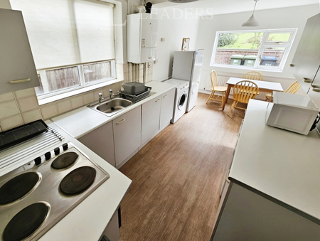 4 bedroom semi-detached house to rent - Photo 2