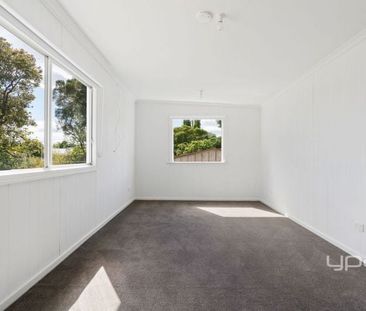 Charming Weatherboard with Bungalow – Lawn Mowing Included - Photo 2