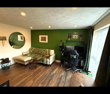 2 Bed Flat, Joseph Hardcastle Close, SE14 - Photo 1