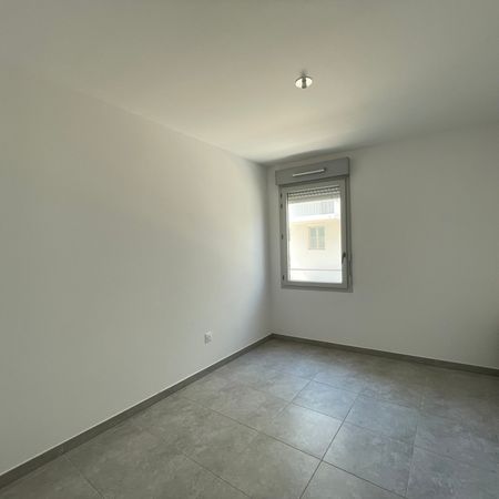 Appartement 3 pièces 73m2 MARSEILLE 9EME 1 084 euros - Photo 3