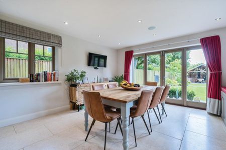 4 bedroom detached house to rent - Photo 4