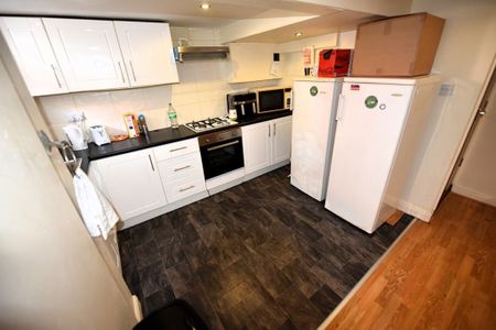3 bedroom House in Harold Terrace, Leeds - Photo 4
