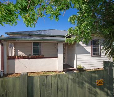 Charming Three Bedroom Home - Photo 1