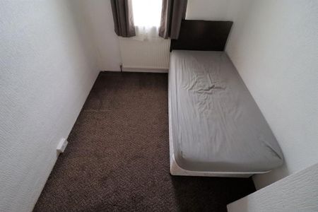 3 bedroom end of terrace house to rent - Photo 2