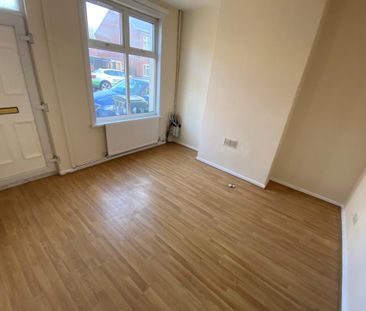 3 bedroom house - end terrace to rent - Photo 2