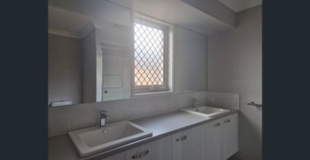 UPPER CABOOLTURE - MODERN & FAMILY - Photo 5