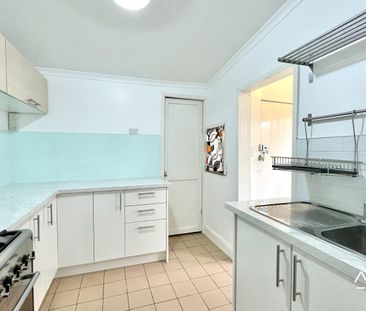 Prime Newtown Living – Stylish Terrace in Unbeatable Locatio - Photo 3