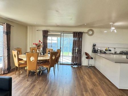 Spacious Family Living in a Convenient Cranbourne North Location - Photo 5
