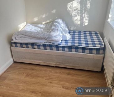 1 bedroom in a house share to rent - Photo 2