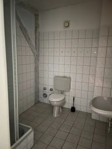 Günstige Dachgeschosswohnung mit Einbauküche - Photo 3