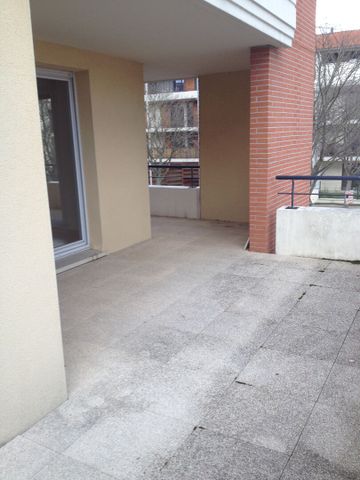 BLAGNAC PROX IMMEDIATE PLACE REVOLUTION T3 avec terrasse et parking - Photo 4