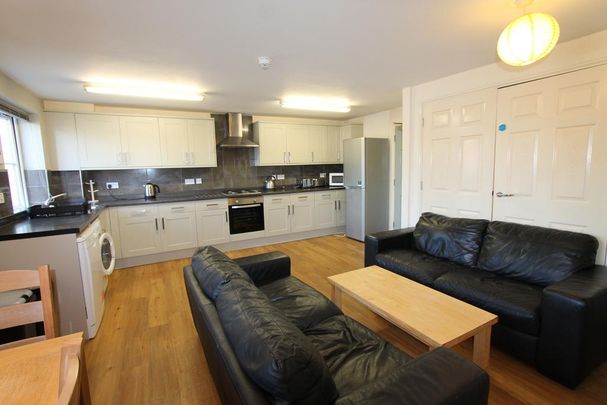 5 bedroom flat to rent - Photo 1