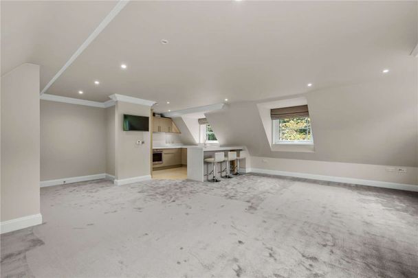 A stylish split-level penthouse apartment in a private development moments from Oxshott Heath and within close proximity to popular schools. - Photo 1