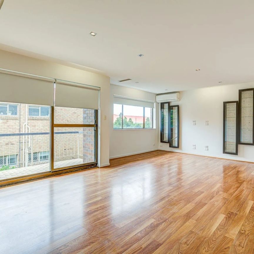 Modern Top-Floor Apartment with City Outlook - Photo 1