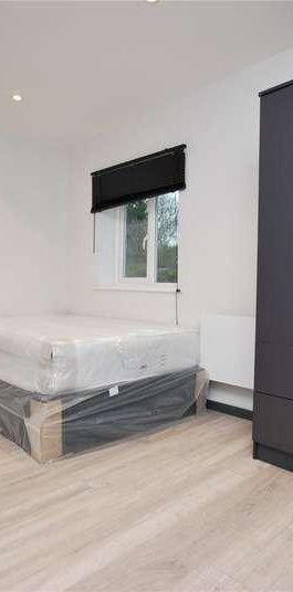 Raymond Crescent, Guildford, Surrey, GU2 - Photo 1