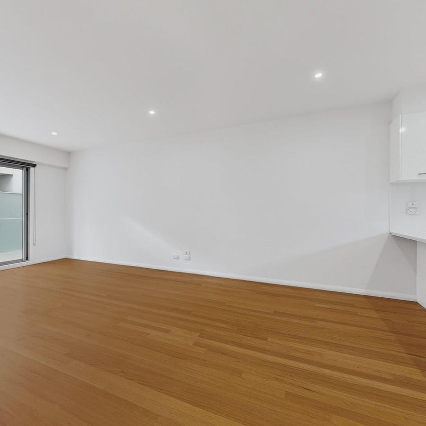 Tri Level Townhouse a stones throw to Highpoint Shopping Centre - Photo 1