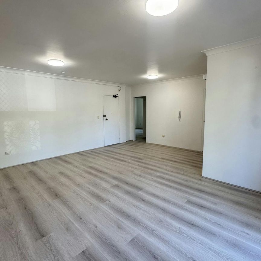 NEWLY RENOVATED APARTMENT - Photo 1