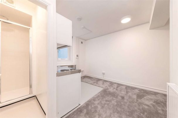A studio room with its own kitchenette and shower room in South Kensington. - Photo 1