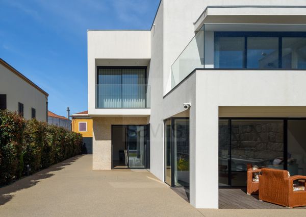 Moradia V5 em Senhora da Hora com jardim e piscina